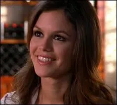 Comment se prnomme la petite amie de Chuck dans la saison 1 ?