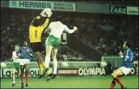 Lors d'un Bulgarie / France en 1976, après un arbitrage discutable (en faveur des Bulgares), Mr. Foote accorde un pénalty. Que dira Thierry Roland à ce moment-là ?