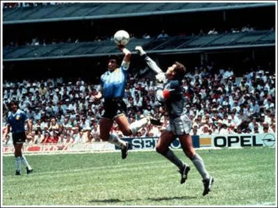 1986 : Angleterre / Argentine, Diego Maradona marque de la main. Complétez la phrase que Thierry dit à Jean-Michel : ''Vous ne croyez pas qu'il y a autre chose qu'un arbitre -------- pour arbitrer un match de cette importance ? "