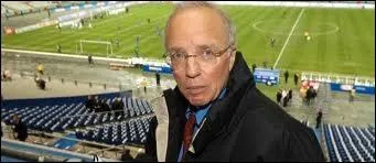 Thierry Roland aura aussi cette phrase célèbre sur un joueur. Complétez-la : ''Oh là là ! Il a été fauché comme ---------------- en plein vol ! ''