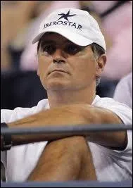 Qui regarde-t-il jouer ?