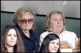 Reconnaissez-vous la femme   gauche  ?