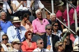 Quel autre habitu porte une chemise rose ?