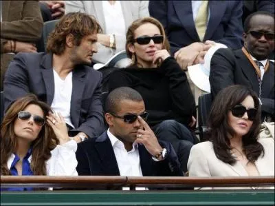 Qui remonte ses lunettes de soleil ?