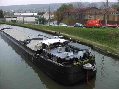 Industrie du transport fluvial et ensemble des bateaux qui la composent. La...