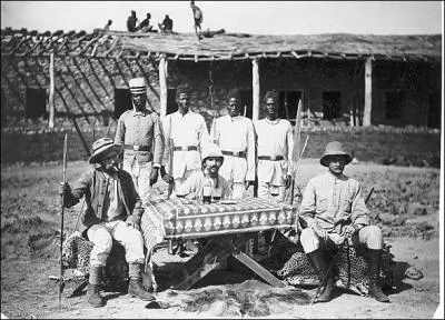 C'est Charles Lavigerie, vque d'Alger, qui fonda l'ordre des Pres Blancs en 1868. A l'poque ces missionnaires outre les voeux habituels de chastet, pauvret et obissance, devaient faire voeu de.