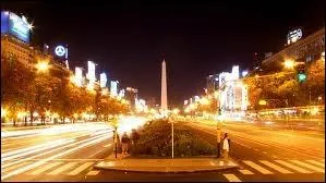 La plus large avenue du monde est l'avenue 9 de Julio  Buenos Aires. Quelle est sa largeur ?