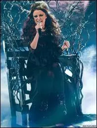 Quelle chanson interprte-t-elle en ce moment ?