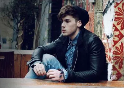 Qui est ce chanteur talentueux ?