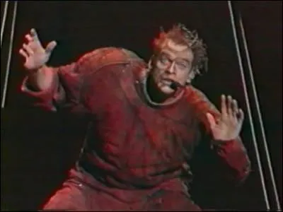 Chantant dans   Notre Dame de Paris   :