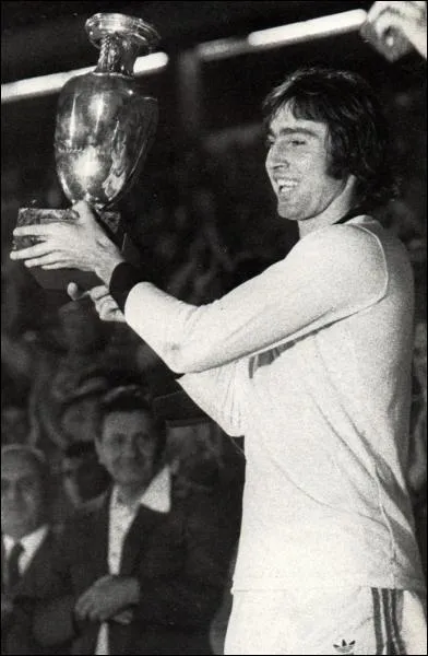 1976 : Tchcoslovaquie-RFA 2-2 (tab : 5-3)  Belgrade ... . .