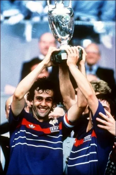 1984 : France- Espagne  Paris 2-0 + le meilleur buteur de l'Euro , M Platini avec :