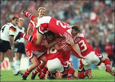 1992 : Danemark- Allemagne 2-0  Goteborg ;les Danois limins avaient t rappels pour remplacer :