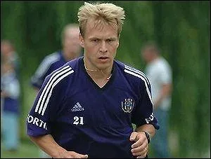 Il est plus jeune, il s'appelle . .