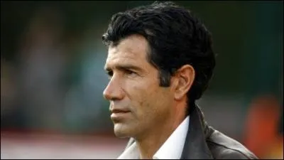 Il est coach  Mons. C'est le bien connu...