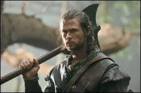 Pourquoi les gardes et le frre de la reine attaquent-ils le village des femmes ?