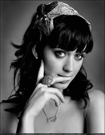 Dans la vie de tous les jours, avec quelle chanteuse est-elle super copine ?