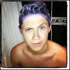 De quelle couleur sont ses cheveux  la base ?