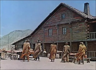 Quelle somme, en dollars, Frank propose  l'Harmonica pour racheter la ferme de Mc Bain ?