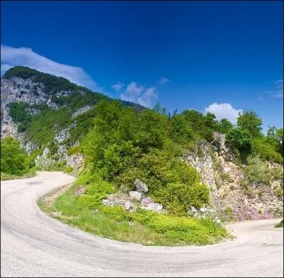Quel col jurassien culminant  1501 m, sera franchi pour la premire fois par le Tour lors de l'tape allant de Mcon  Bellegarde-sur-Valserine ?