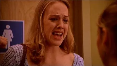 Pourquoi cette jeune fille pleure-t-elle ?