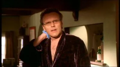 Qui Giles regarde-t-il comme ça ?