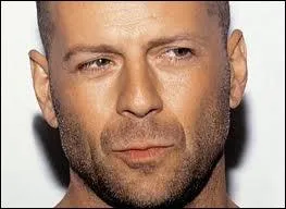 Dans quel film Bruce Willis incarne un agent de police tentant de sauver une famille d'une prise d'otage, malgr la prise en otage de sa propre famille ?