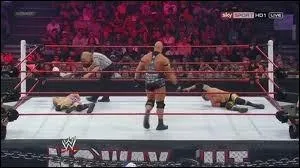 Quel est le vainqueur entre Ryback contre 2 catcheurs locaux dans un Handicap match ?