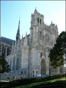 Construite entre 1220 et 1269, cette magnifique cathdrale, la plus grande de France, de styles gothique, classique, rayonnant et flamboyant est inscrite depuis 1981 au patrimoine mondial de l'UNESCO.