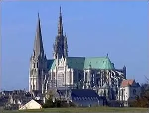 Elle est la mieux conserve et fut construite de 1195  1220 sur les bases d'un ancien difice roman. Dans les coinons de la rose nord on y voit les armes de Blanche de Castille et de Saint-Louis.