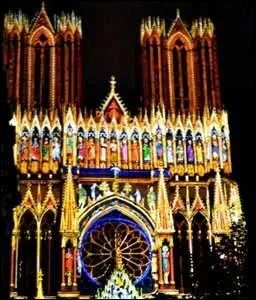 Elle a été le haut-lieu du sacre de plusieurs rois de France. Plus de 2 300 statues vous contemplent, notamment l'Ange au sourire.