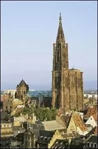 Vous la reconnaîtrez à son unique clocher surmonté d'une flèche de 32 mètres dont le maître d'œuvre fut Johannes Hültz.