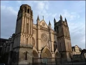 Henri II d'Angleterre et Aliénor d'Aquitaine en financèrent la construction dès le milieu du XIIe siècle. Celle-ci se terminera en 1379. Les orgues sont l'œuvre de François-Henri Clicquot.