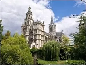 Ses vitraux furent dmonts durant la Seconde Guerre mondiale et entreposs  Niort. Depuis les bords de l'Iton, admirons la si belle construction de styles gothique flamboyant, rayonnant et Henri II.