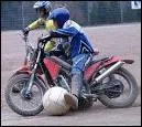 En moto-ball, chaque quipe compte simultanment sur le terrain ...