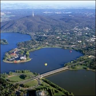Dans quel pays est situe la ville de Canberra ?
