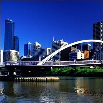 Dans quel pays est situe la ville de Melbourne ?