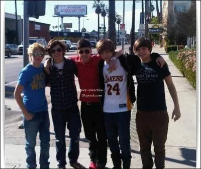 Comment s'appellent les petites amies de Louis et Liam (en juillet 2012) ?