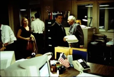 Quel est le nom de l'inspecteur qui aide Darcy Scott ?