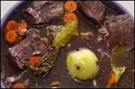 Voilà un plat confectionné à base de viande de bœuf, agneau ou mouton, marinée dans du vin, carottes, ail, olives noires. Relevez l'ensemble avec thym, sarriette, laurier, cannelle, écorce d'orange.