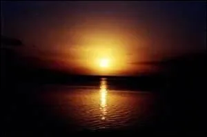 Et le soleil (... ), sur un ciel riche et sombre,