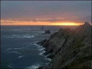 Dorent l'pre (... ) que le couchant allume;