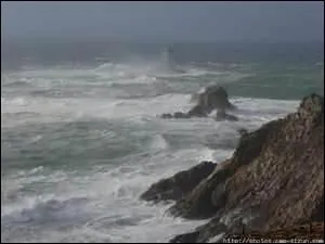 Au loin, brillante encor par sa (... ) d'cume,