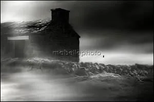 A mes pieds, c'est la nuit, le silence. Le(... )