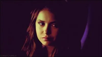 Dans la saison 2, quel personnage apparat et qui connait les frres Salvatore ?