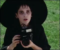 Dans la famille qui vient s'installer dans l'ancienne maison du jeune couple, quelle est la particularit de la fille ?