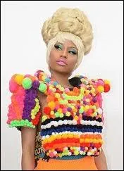 Qui est cette jeune personne, qui s'habille  la Lady Gaga ?