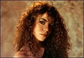 Qui est cette chanteuse amricaine qui a reu 5 Grammy Awards et qui a dtrn Elvis Presley au Billboard amricain avec 18 titres numro un ?