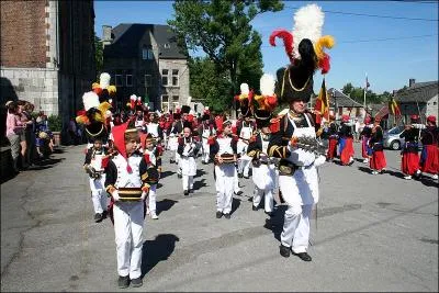 Processions ddies  un Saint et accompagnes d'une escorte arme, ce sont :