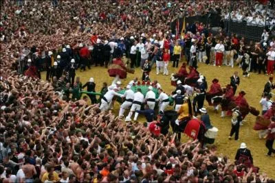 A la ducasse de Mons ( le Doudou ) la foule tente durant le combat de Saint Georges et du dragon :